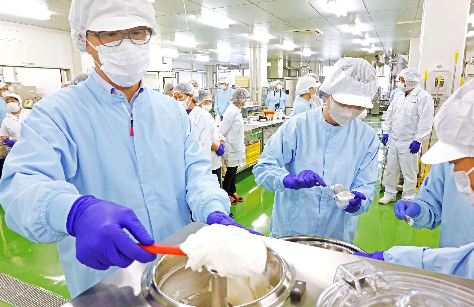 米粉が原料のライスミルクで作った「ライスクリーム」＝鹿屋市の大隅加工技術研究センター