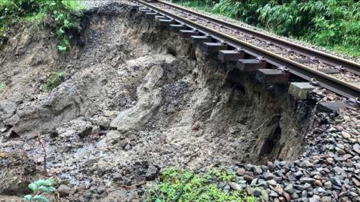 〈資料写真〉大雨の影響で崩れた日豊線霧島神宮－国分の線路の土台＝８月８日、霧島市（ＪＲ九州提供）