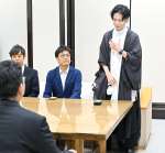 鹿児島市と立地協定を結びあいさつするアルサーガパートナーズの小俣泰明社長＝鹿児島市役所