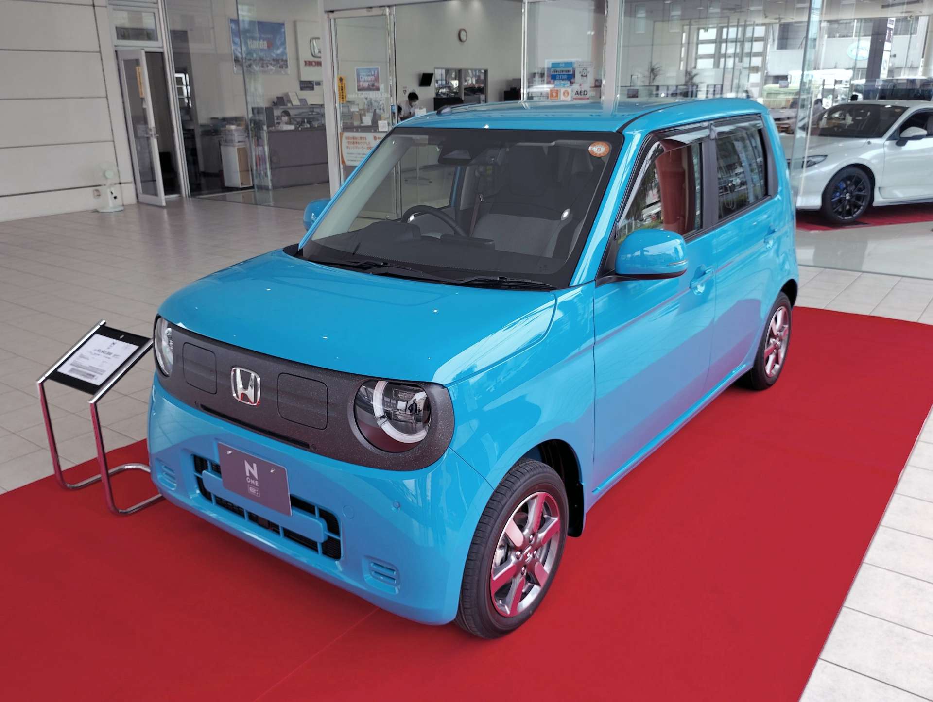 航続距離２９５キロを実現した「Ｎ－ＯＮＥ　ｅ：」＝１２日、鹿児島市のホンダカーズ鹿児島与次郎店