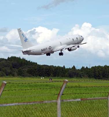 海上自衛隊鹿屋基地を離陸する米海軍のＰ８Ａ哨戒機＝１２日、鹿屋市の同基地