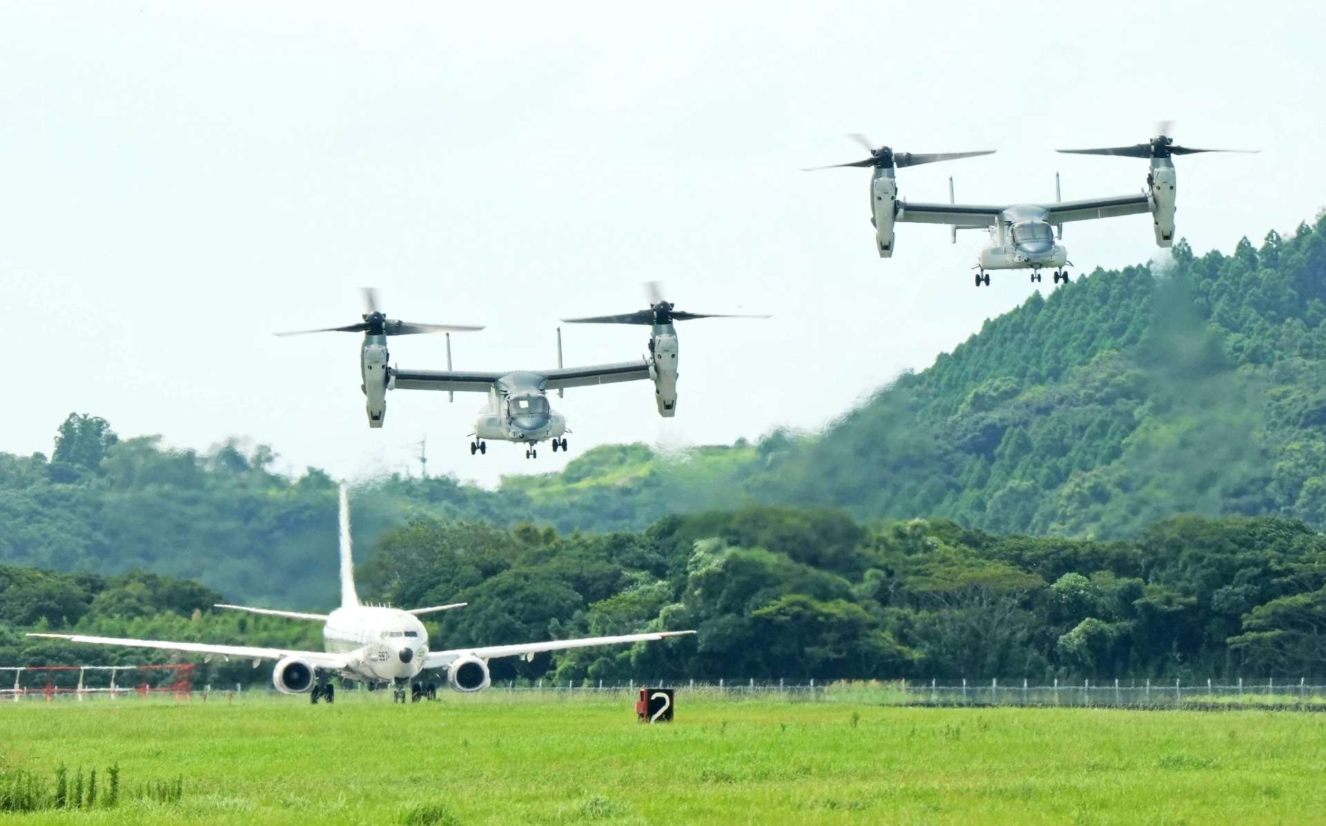 離陸する陸上自衛隊のオスプレイと米海軍のＰ８哨戒機（下）＝１２日、鹿屋市の海上自衛隊鹿屋航空基地