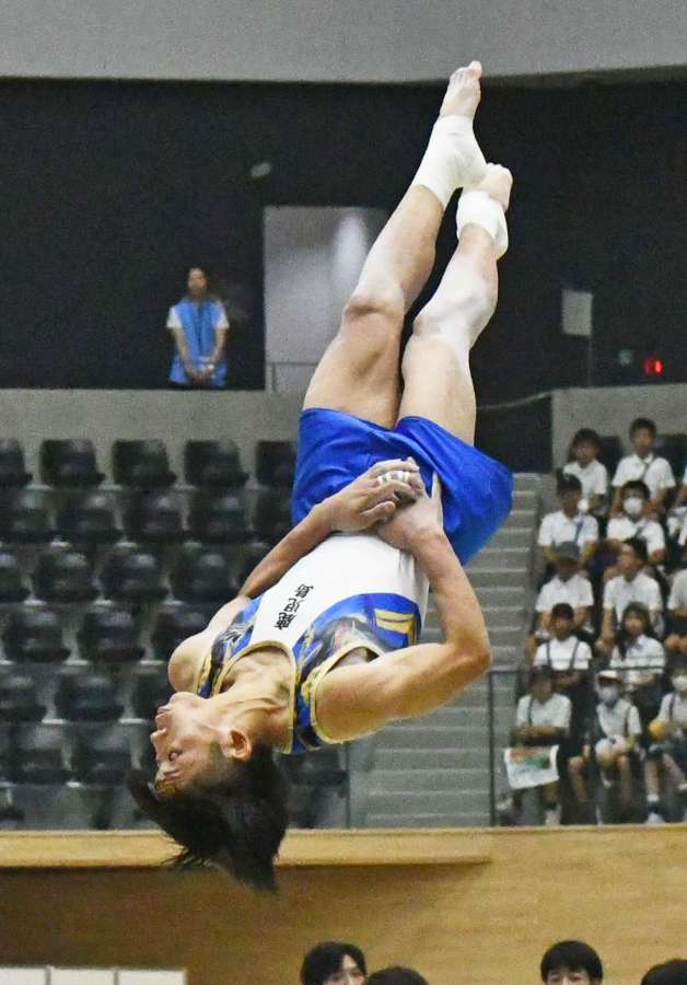 少年男子予選の床運動で力強い演技を見せる鹿児島の錦井＝滋賀ダイハツアリーナ