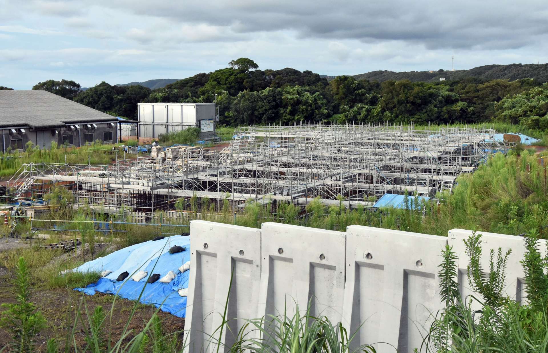 基礎や足場が置かれている隊員宿舎予定地＝４日、西之表市