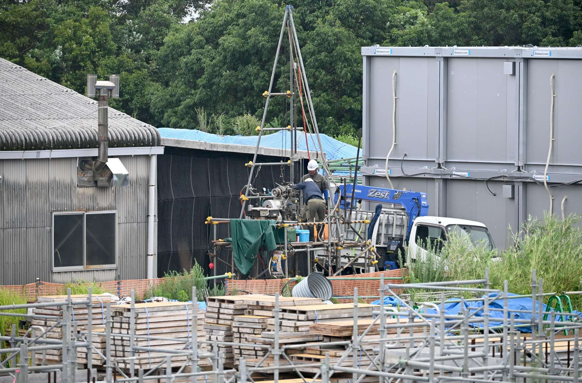 〈資料写真〉自衛隊宿舎の建設地と周囲で行われるボーリング調査＝８月１８日、西之表市西之表