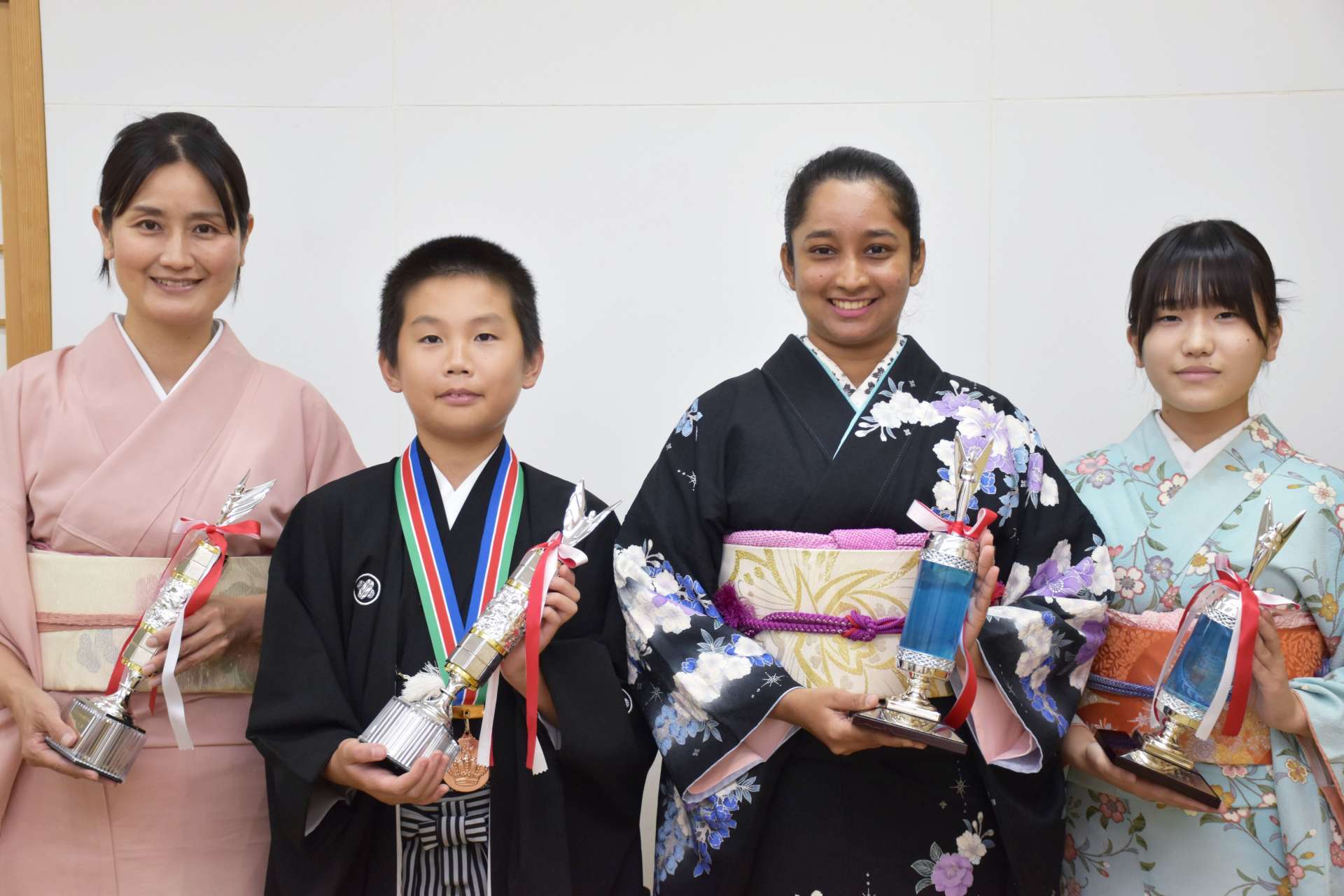 「きもの装いコンテスト世界大会」で上位入賞したコディカラ・アラッチラゲ・ディルキ・プンヤジャさん（右から２人目）ら＝いちき串木野市湊町