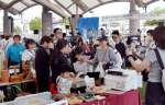 買い物客やステージショーでにぎわう会場＝鹿児島市のかんまちあ