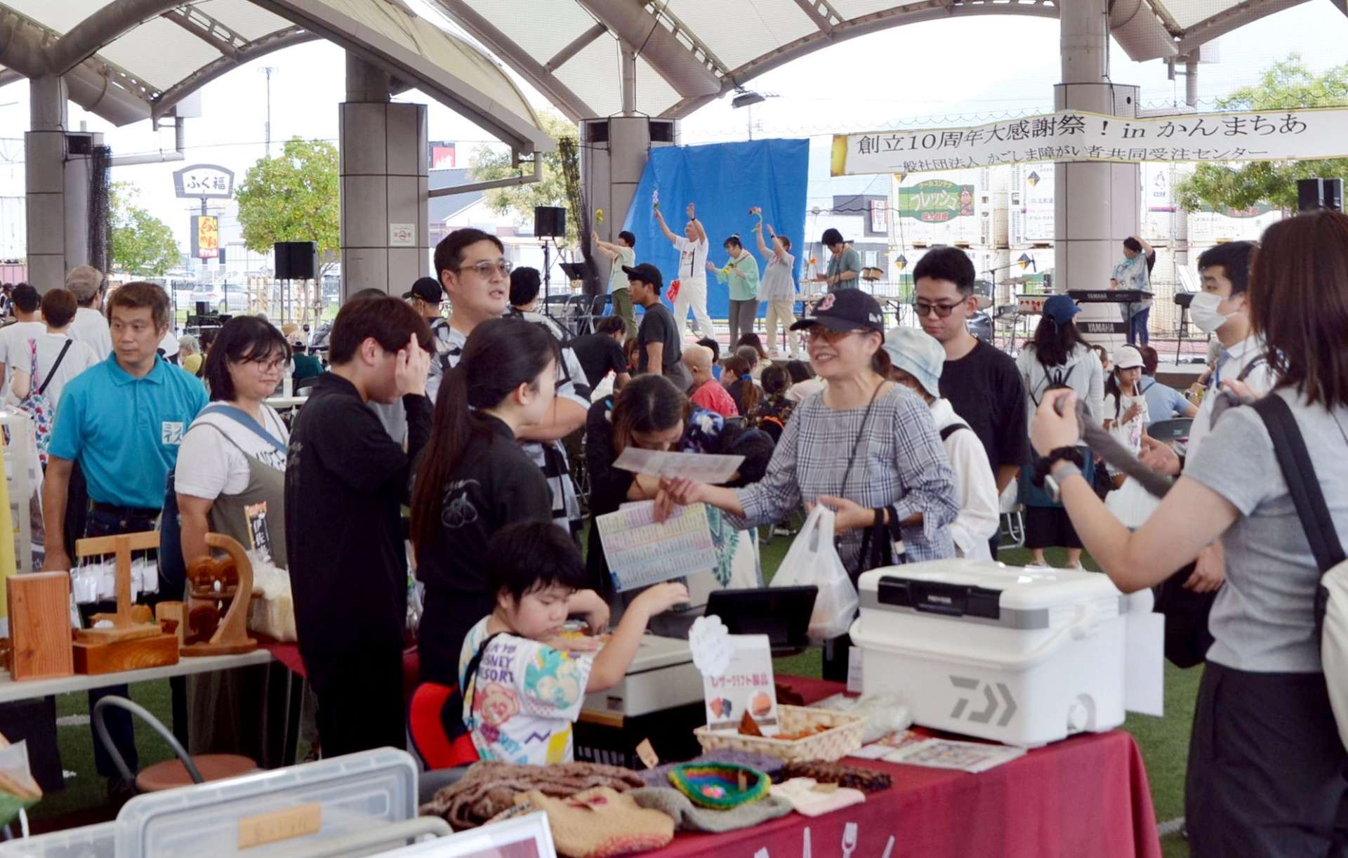 買い物客やステージショーでにぎわう会場＝鹿児島市のかんまちあ