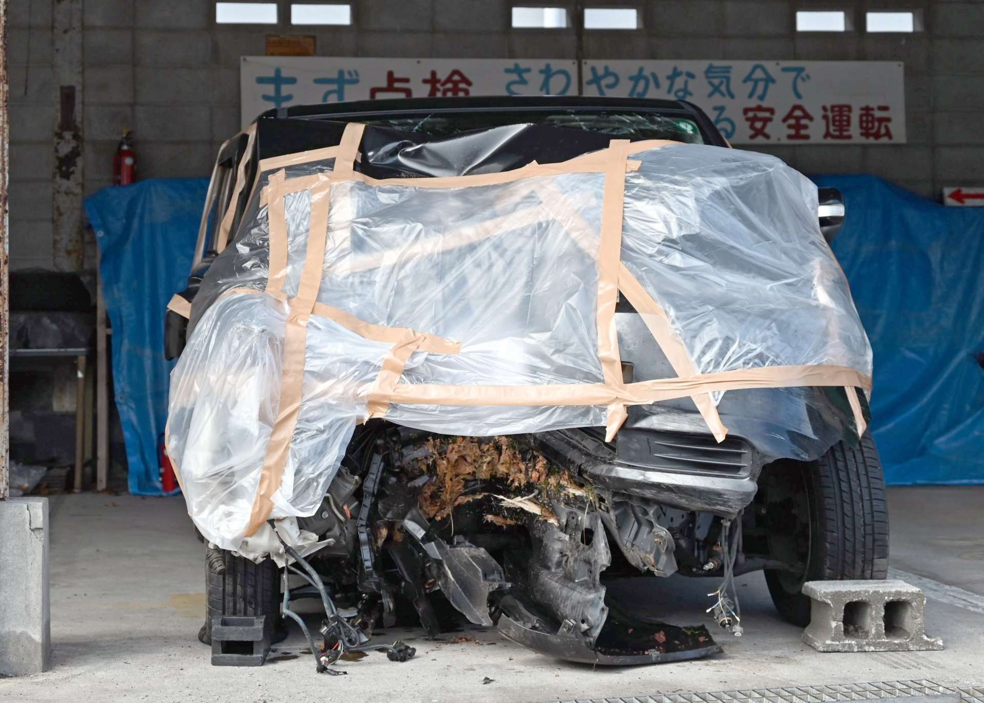 事故で大破した乗用車＝１３日、南さつま市の南さつま警察署