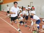 台湾の陸上選手の走りを見学する菱田小児童＝１１日、大崎町のジャパンアスリートトレーニングセンター大隅