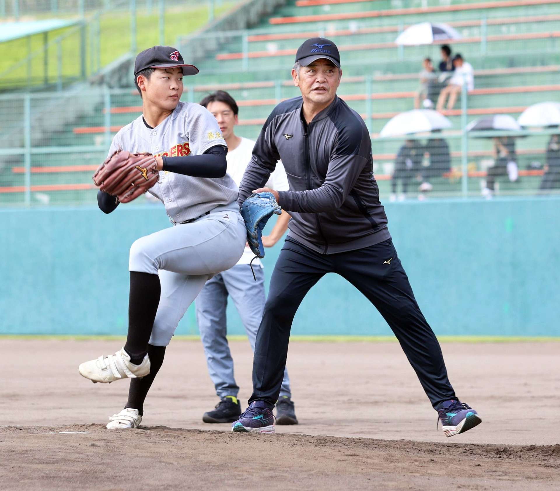 一人ずつ時間を取って中学生投手を指導する工藤公康さん＝薩摩川内市総合運動公園野球場