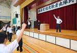 就職試験へ向け、気勢を上げる鹿児島商業高校生＝鹿児島市坂元町の同校