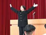 就職試験を受ける３年生へエールを送る応援団長の鬼塚真紀さん＝鹿児島市坂元町の鹿児島商業高校