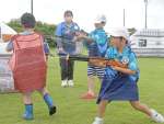 水鉄砲を撃ち合う子どもたち＝１３日午前、大崎町中央運動公園