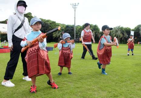 〈別カット〉水鉄砲を撃ち合う子供たち＝１３日午前、大崎町中央運動公園