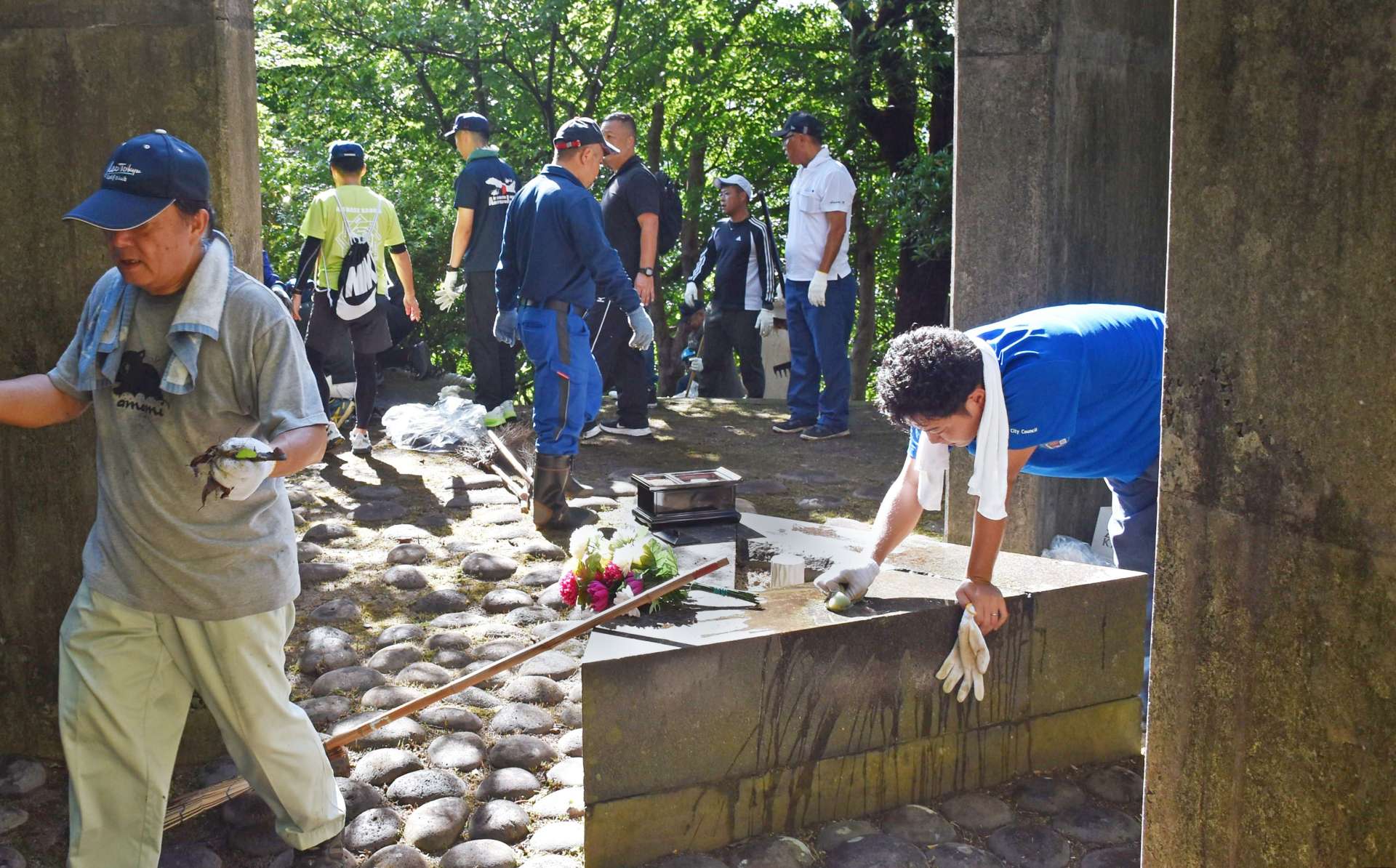 「くれないの塔」を清掃する住民ら＝奄美市名瀬のらんかん山