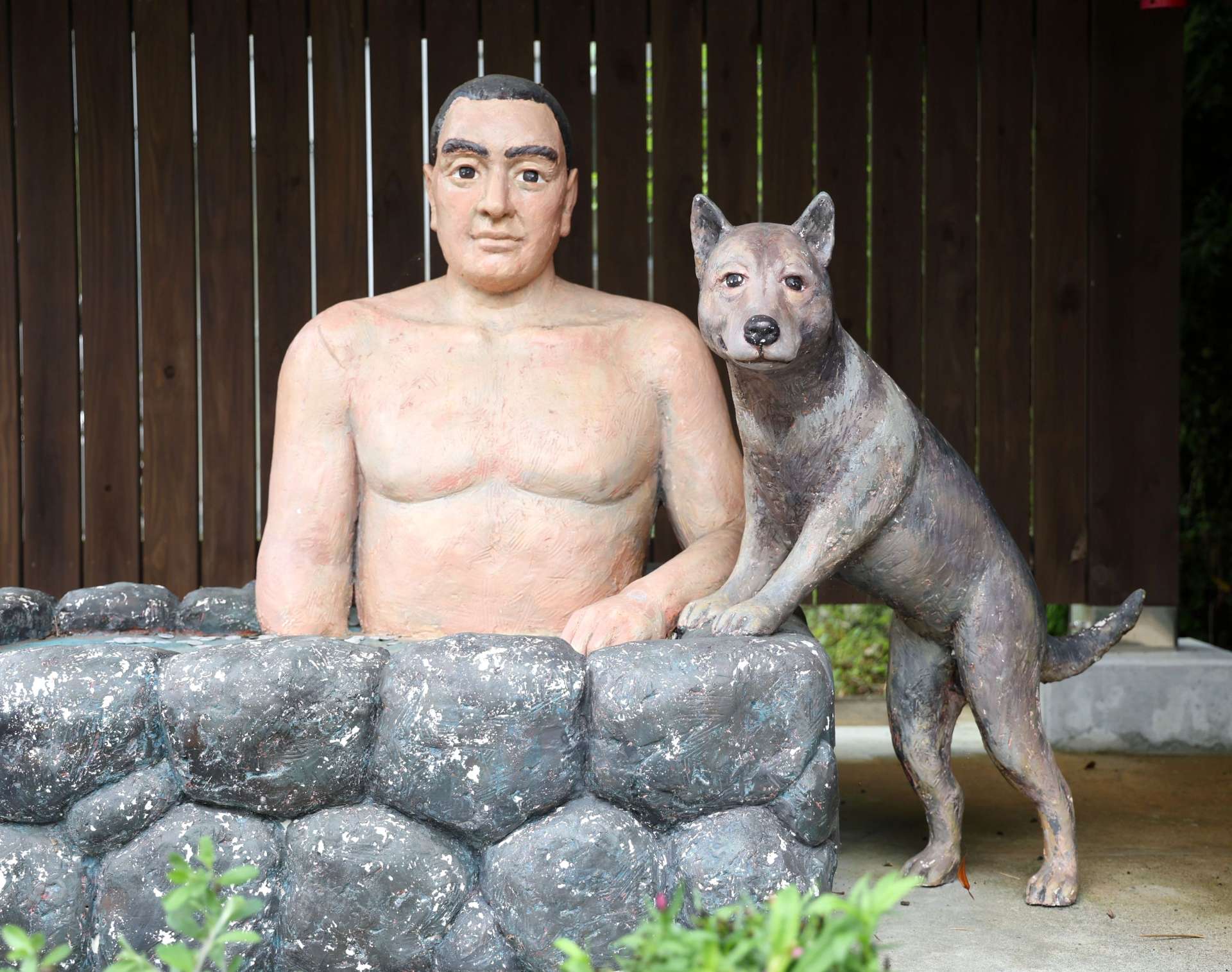 〈関連〉西郷が好んで訪れた川内高城温泉。上半身裸の西郷に寄り添う「ツン」。そろって前を見据える様子がほほ笑ましい＝薩摩川内市湯田町