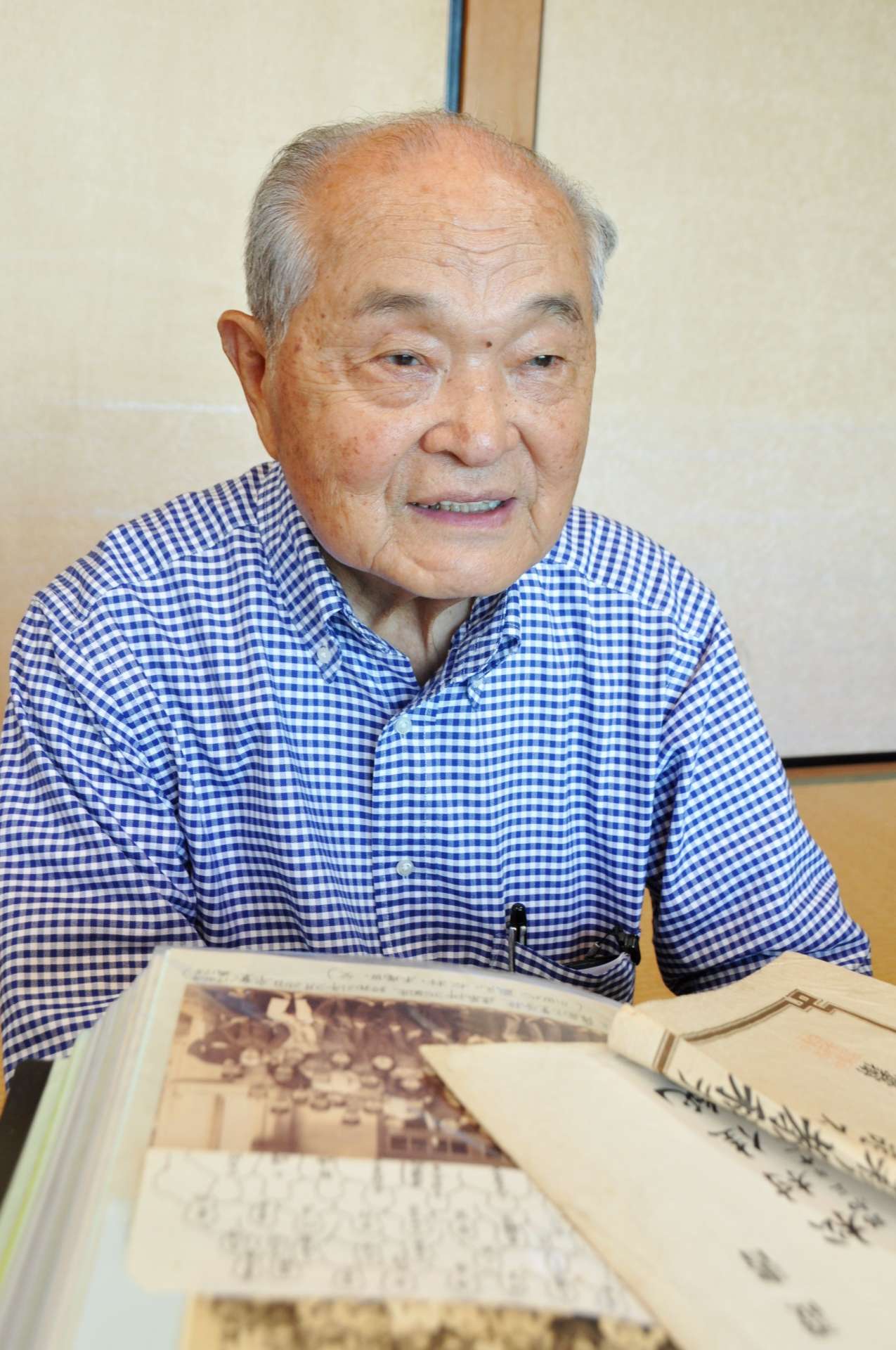 死と直面した当時を語る松村佳純さん＝鹿児島市錦江台３丁目