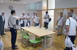外国人留学生と日本人学生が共同生活を送る国際寮のユニットを見学する参加者＝都城市吉尾町