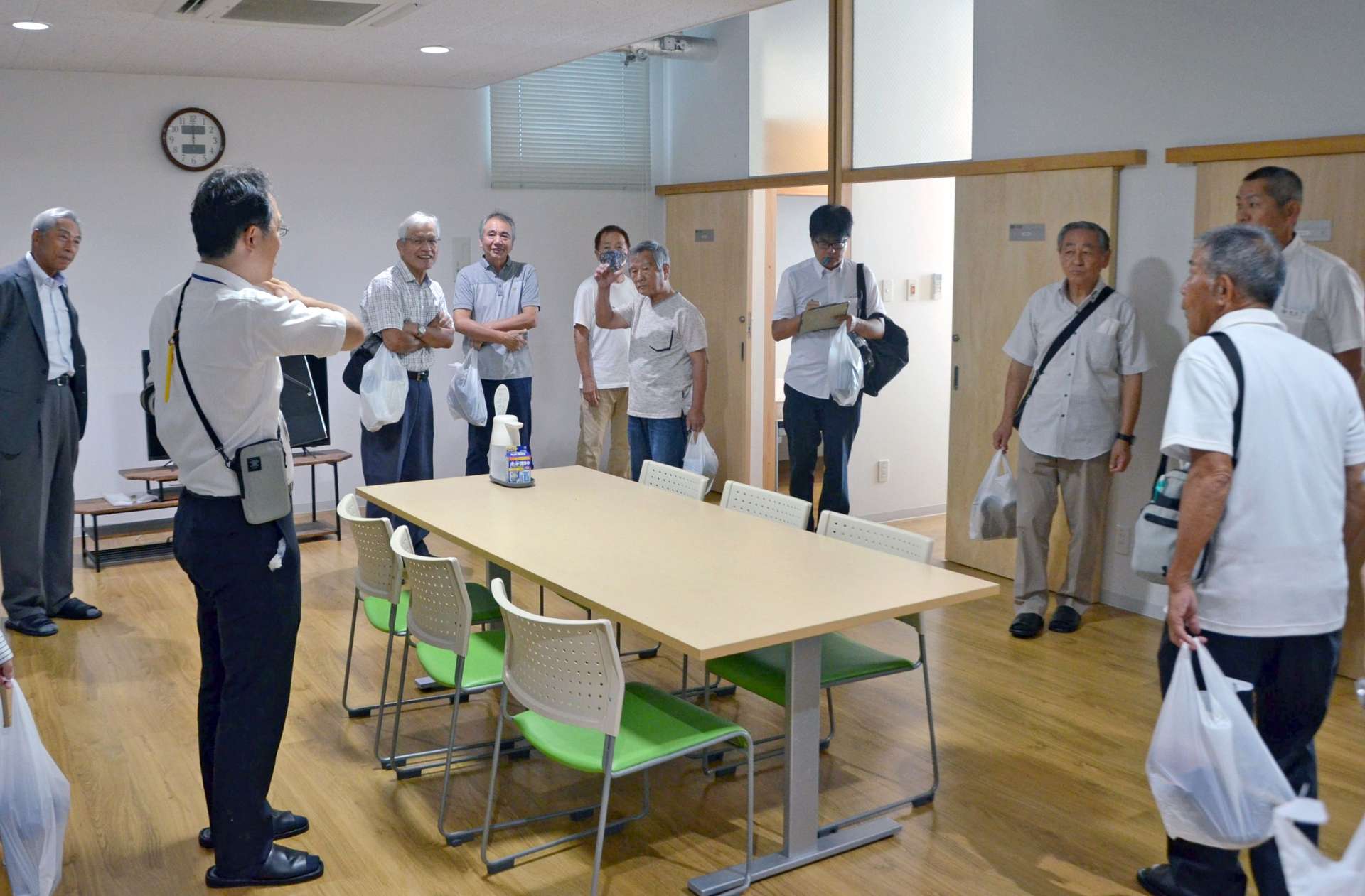 外国人留学生と日本人学生が共同生活を送る国際寮のユニットを見学する参加者＝都城市吉尾町