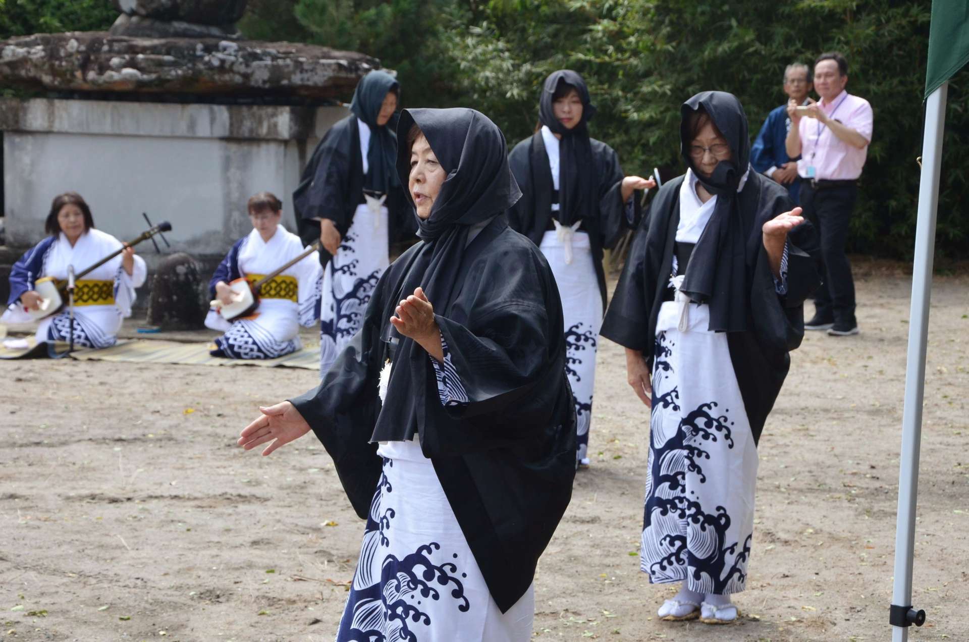 〈資料写真〉２０１９年８月１６日、女性らが独特の装束で披露する想夫恋＝薩摩川内市久見崎町