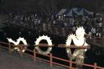 明るく光る白いドラゴン＝湧水町の丸池公園