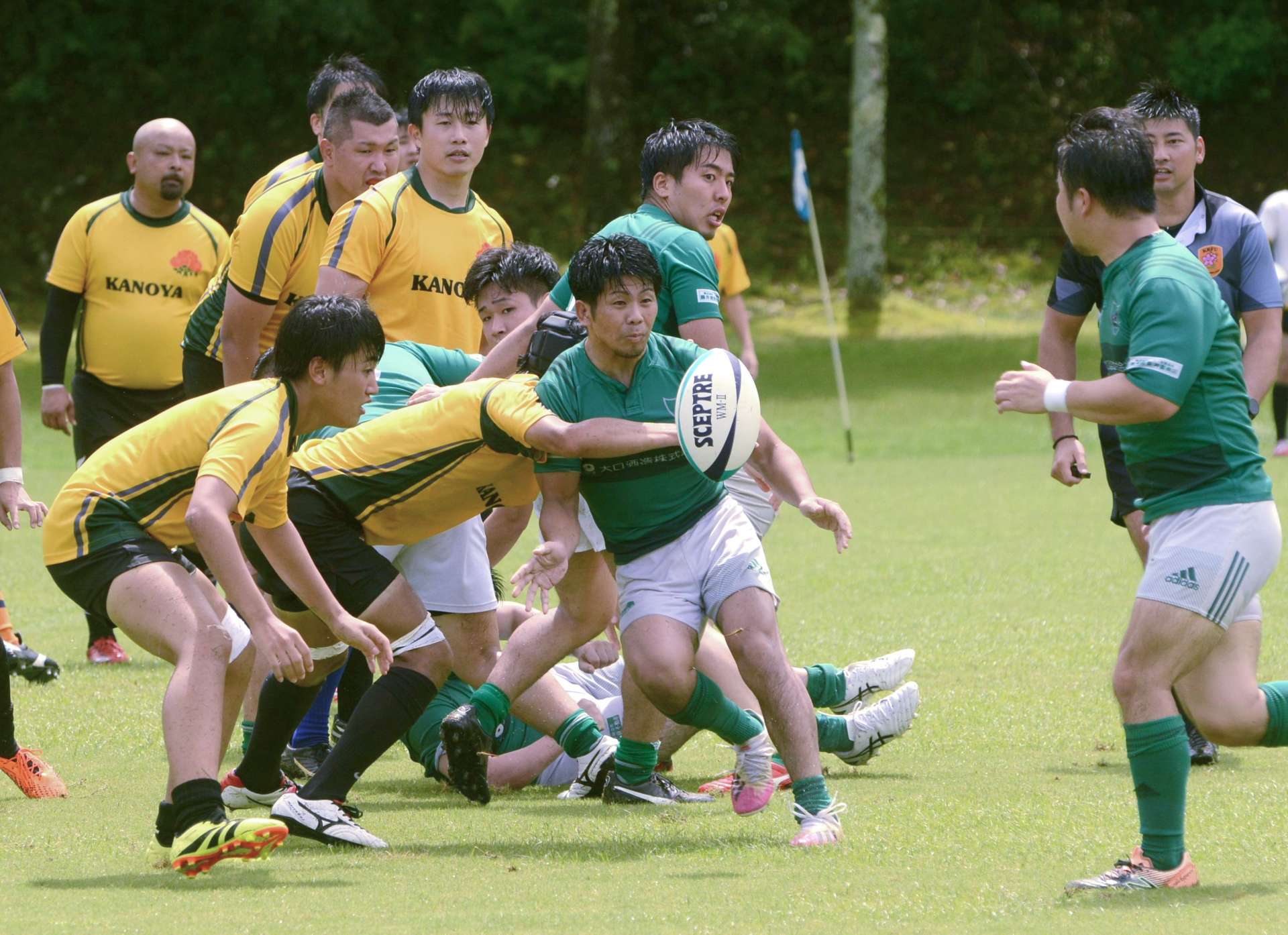 熱戦を繰り広げる選手たち＝日特ＷＫＳ公園
