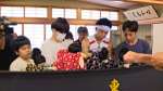 東郷文弥節人形浄瑠璃に挑戦するサンシャイン池崎（右から２人目）