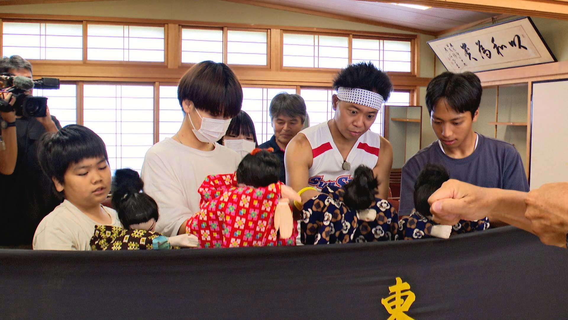 東郷文弥節人形浄瑠璃に挑戦するサンシャイン池崎（右から２人目）