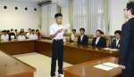 生徒を代表してあいさつする紫原中学校３年の大迫康暉さん＝鹿児島市役所