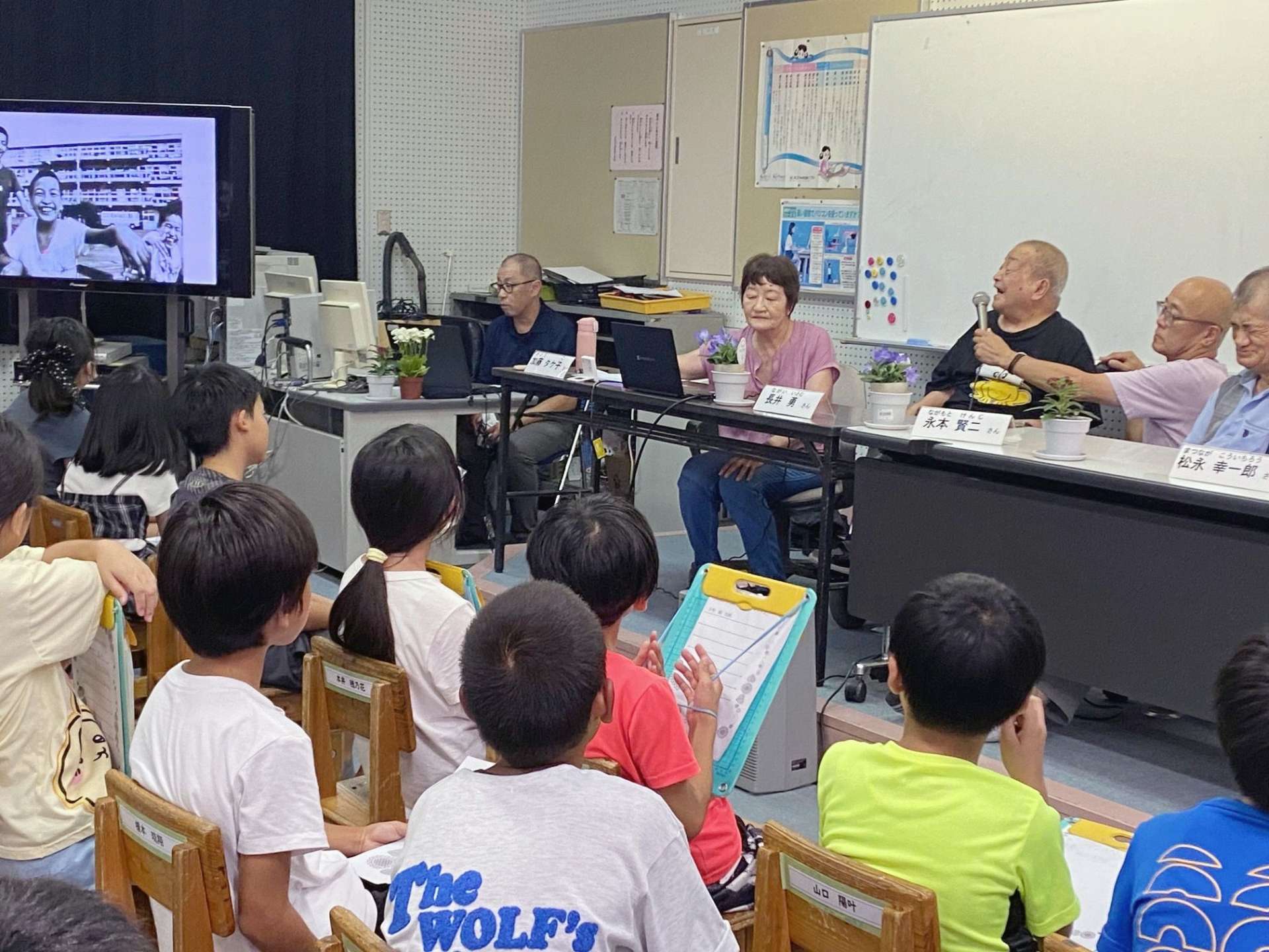 水俣病患者の話を聞き、教訓を学ぶ授業＝出水市の高尾野小学校