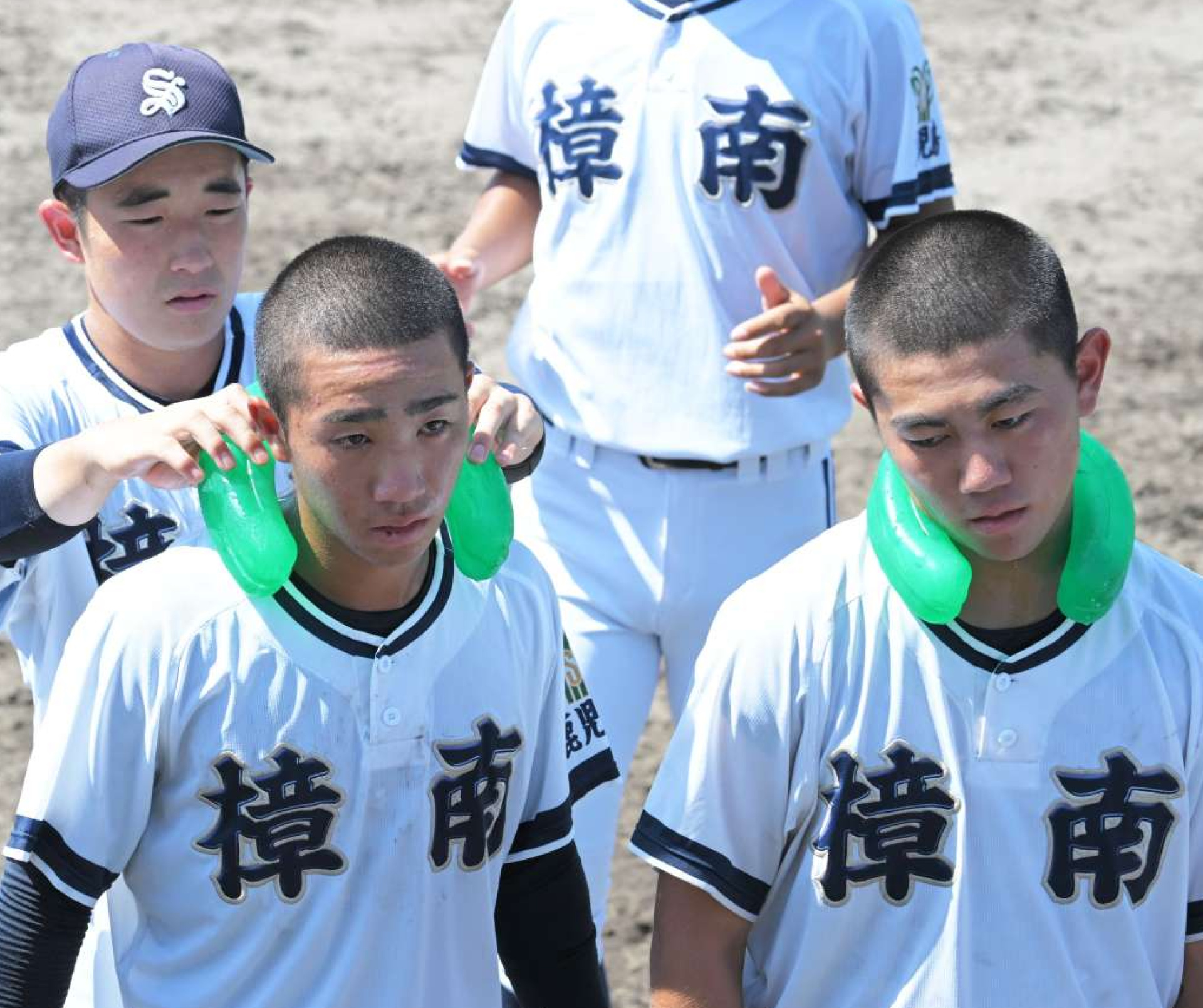 高校野球の試合中に首を冷やす選手＝７月、鹿児島市の平和リース球場