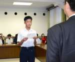 生徒を代表してあいさつする紫原中学校３年の大迫康暉さん＝鹿児島市役所
