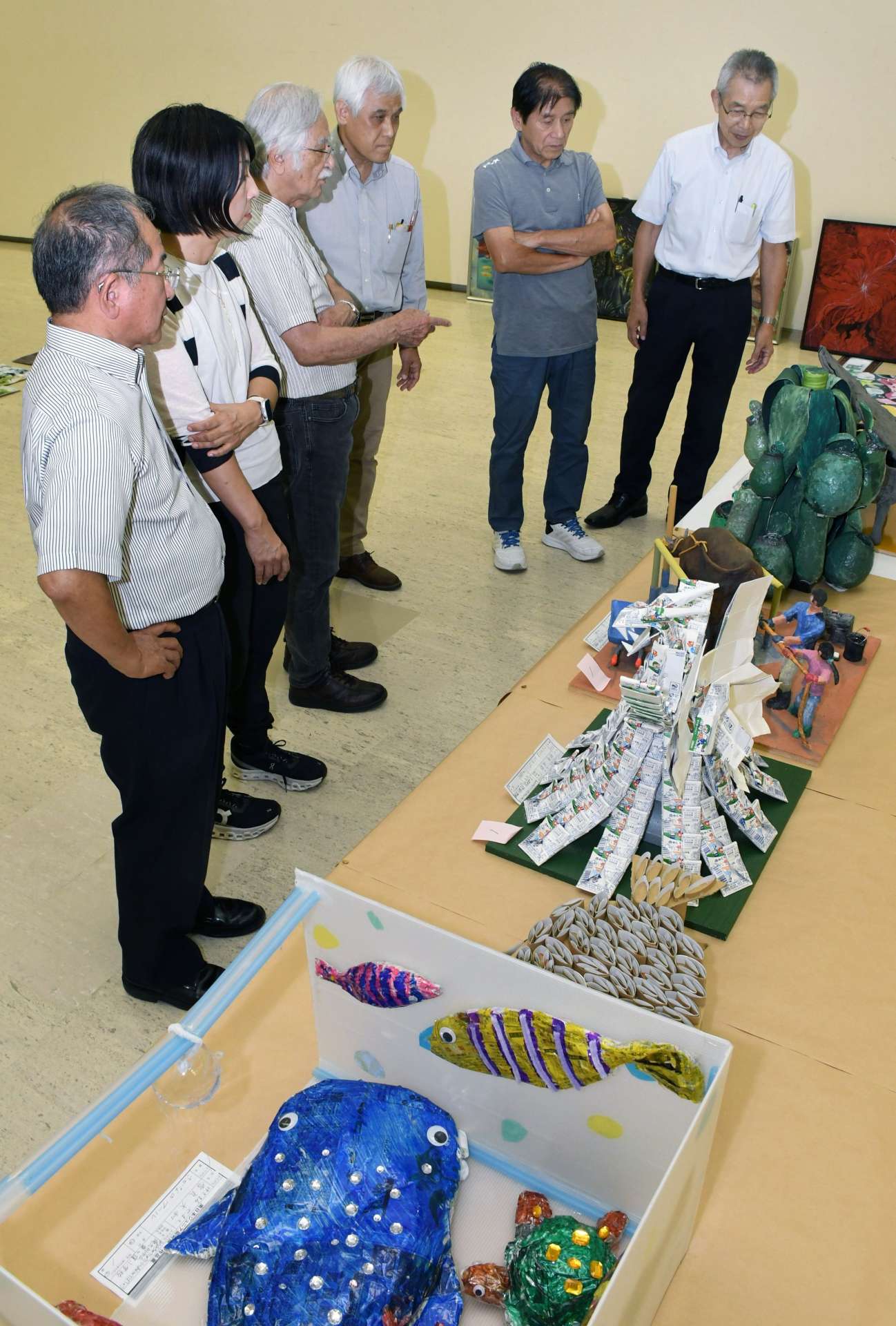 力作を前に意見を交わす審査委員＝１４日、鹿児島市立美術館