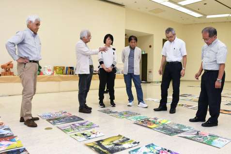 力作を前に意見を交わす審査委員＝１４日、鹿児島市立美術館