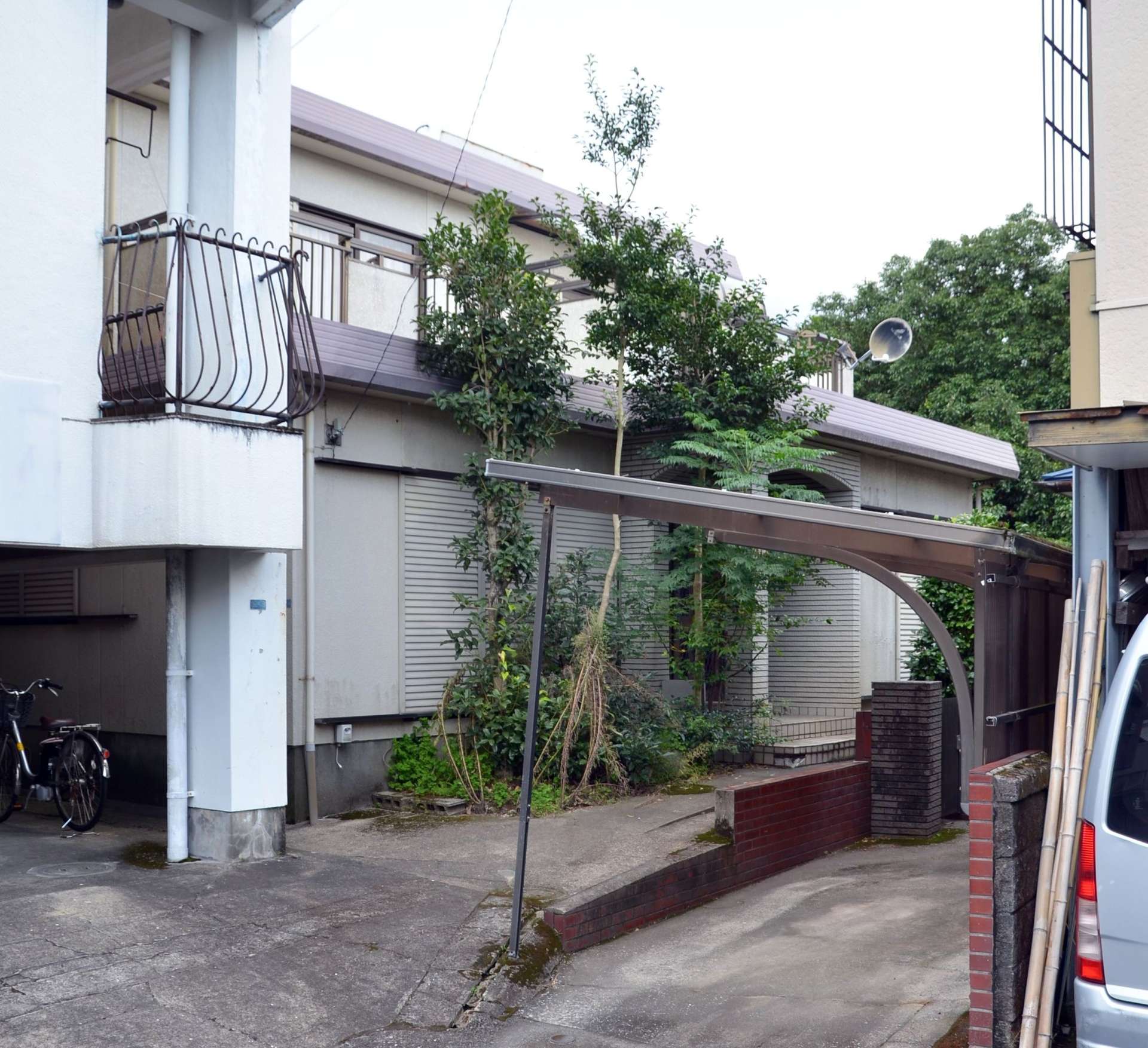 女性が暮らしていた住宅＝１６日午後３時、鹿児島市田上台４丁目