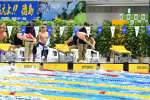 成年男子４００メートルメドレーリレー８位の鹿児島。第１泳者・西小野皓から第２泳者・小竹へリレー＝インフロニア草津アクアティクスセンター