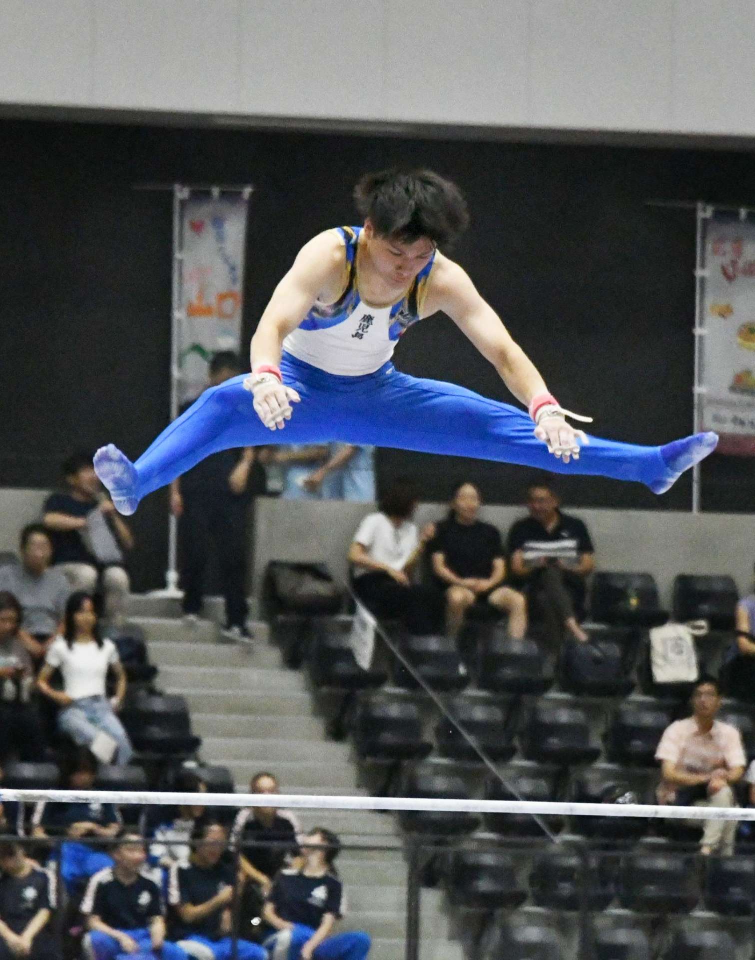 少年男子決勝の鉄棒でダイナミックな技を繰り出す鹿児島の松田＝滋賀ダイハツアリーナ