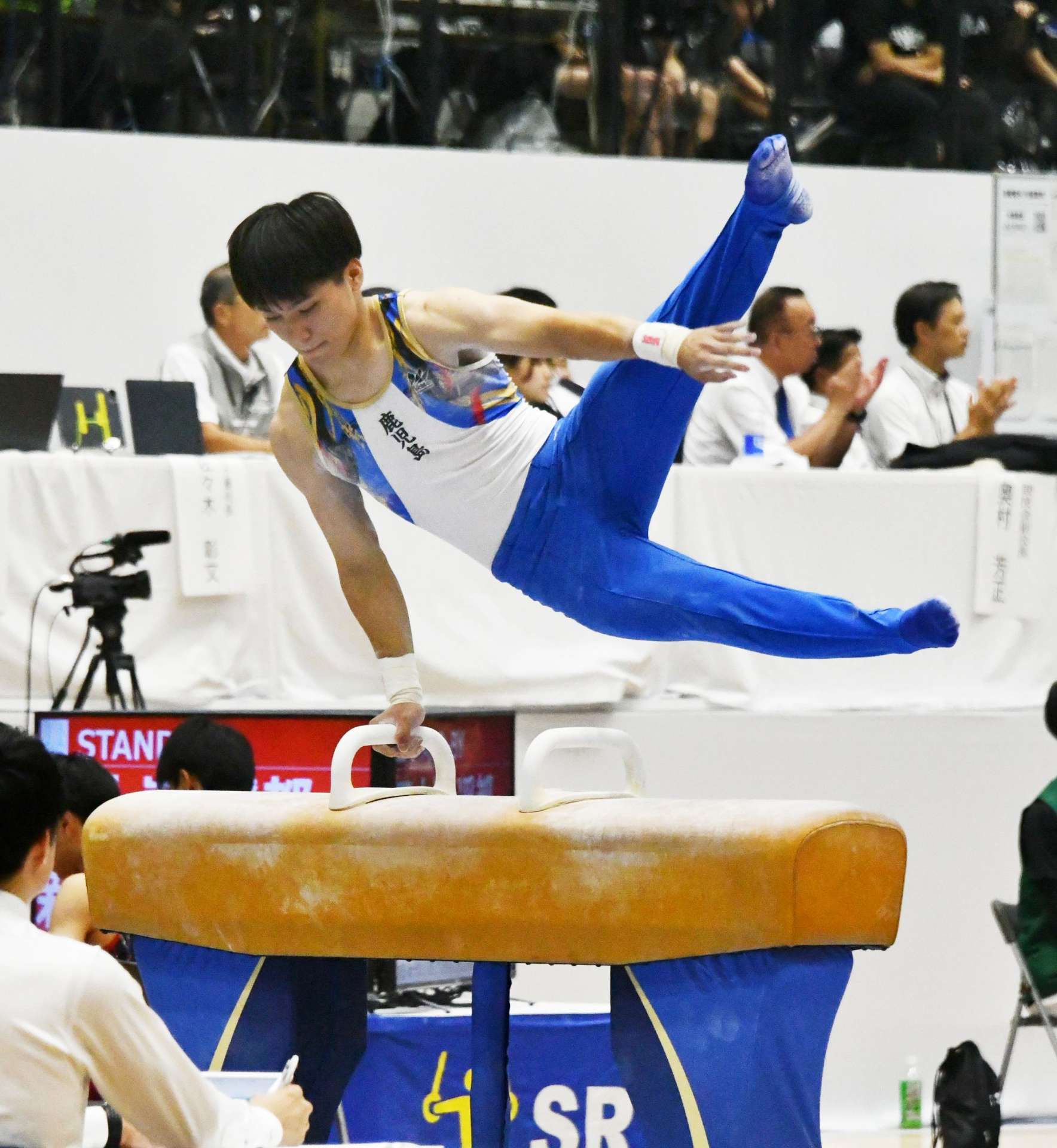 少年男子決勝、あん馬で力強い演技を見せる鹿児島の松田＝滋賀ダイハツアリーナ
