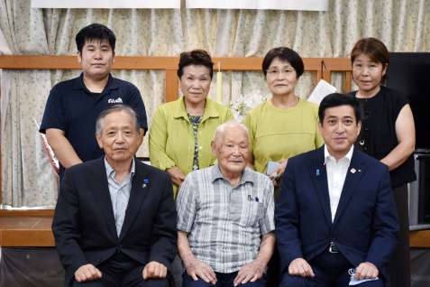 県内最高齢男性の松園義則さん（前列中央）＝１５日、鹿屋市浜田町