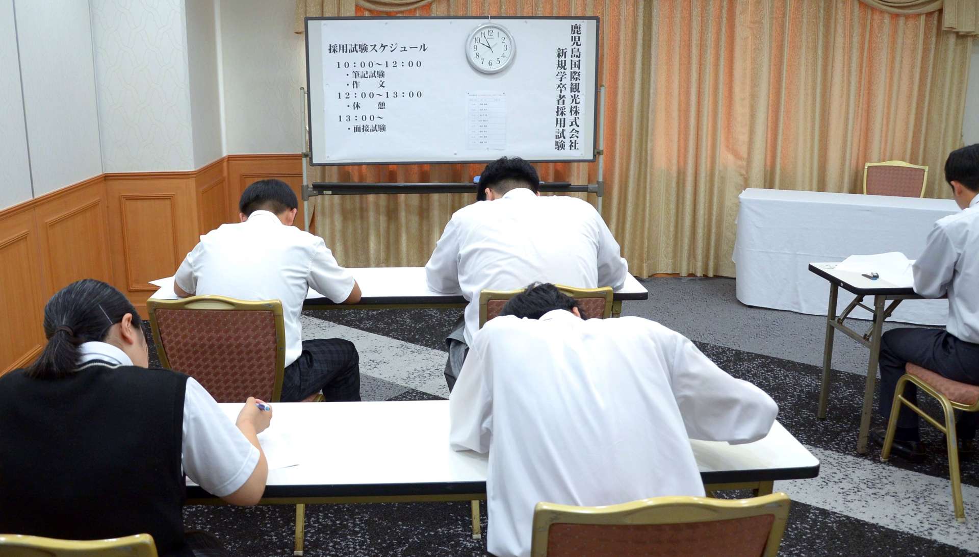 採用試験に臨む高校生ら＝１６日、鹿児島市の鹿児島サンロイヤルホテル