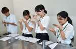 利き茶に挑戦する大学生ら＝１６日、鹿児島市の鹿児島女子短期大学