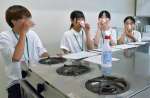 利き茶に挑戦する大学生ら＝１６日、鹿児島市の鹿児島女子短期大学