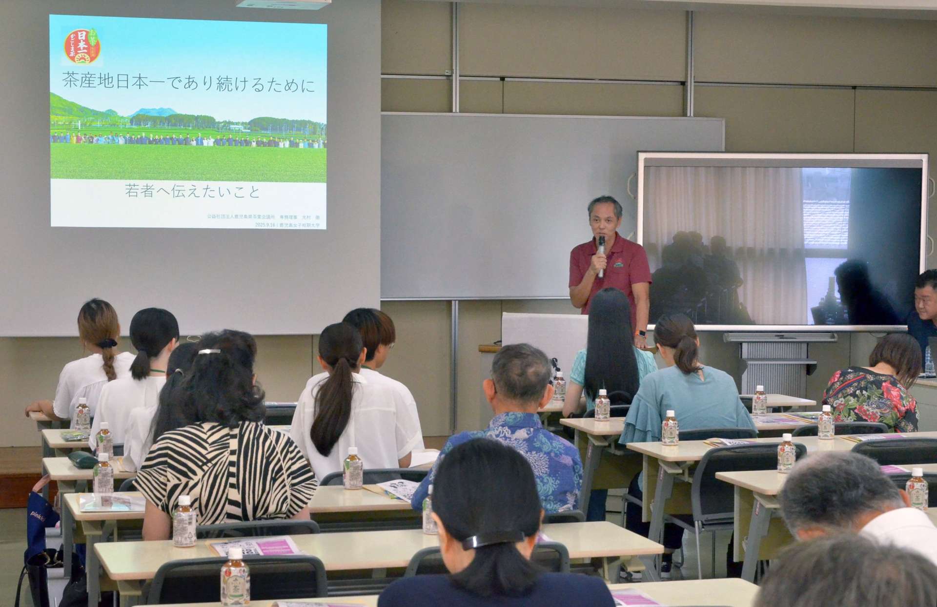茶業の現状などを通じて、県産茶への理解を深めたワークショップ＝１６日、鹿児島市の鹿児島女子短期大学