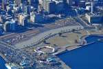 〈資料写真〉更地となっているドルフィンポート跡地（中央）。県新総合体育館事業の入札が迫る＝１月８日、本社チャーター機から