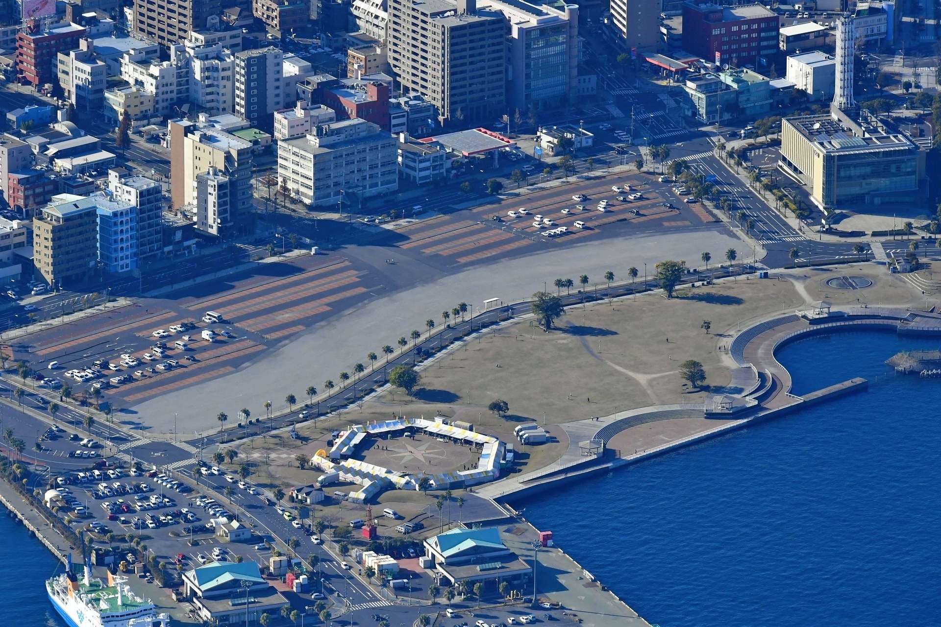 〈資料写真〉更地となっているドルフィンポート跡地（中央）。県新総合体育館事業の入札が迫る＝１月８日、本社チャーター機から