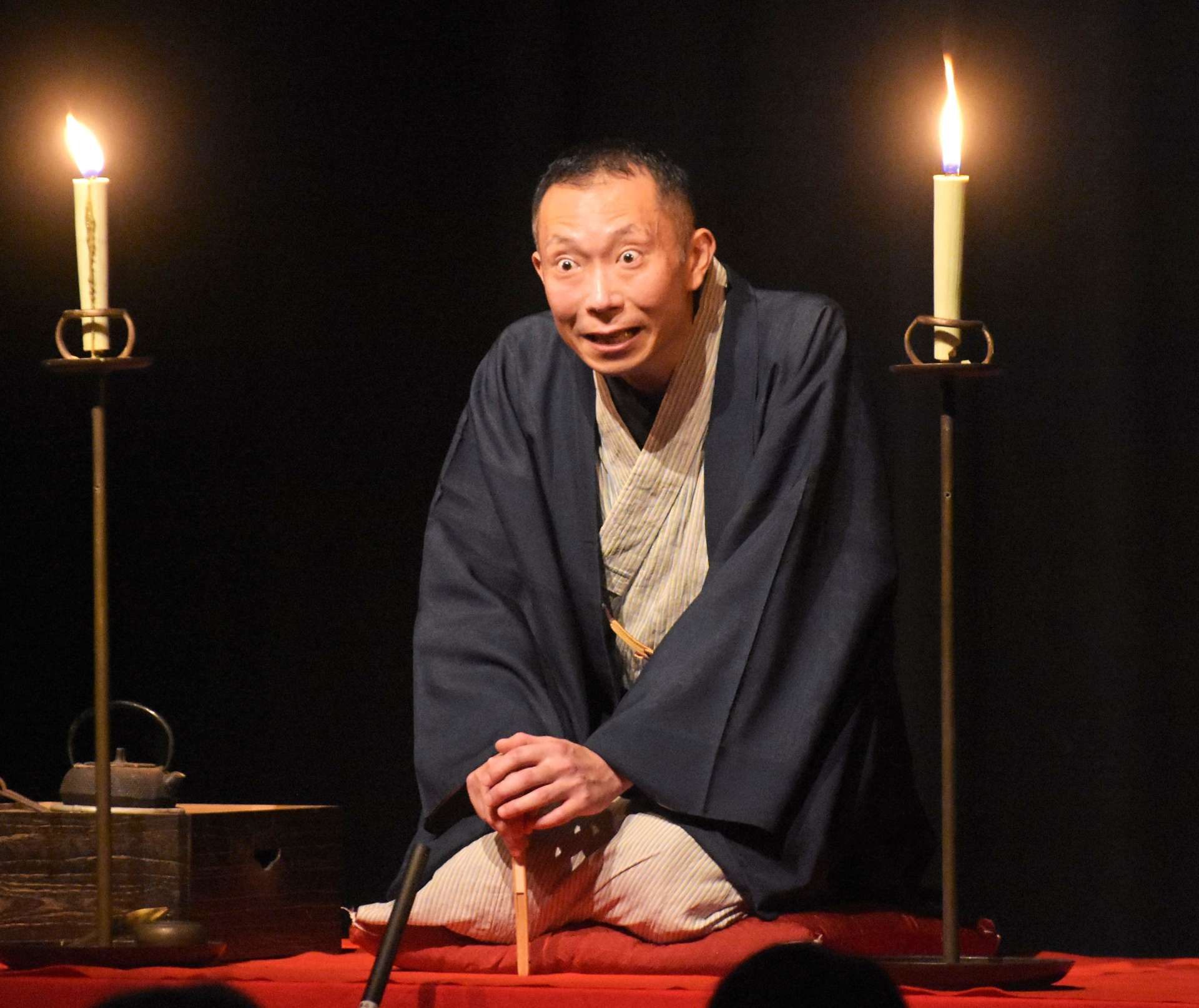 和蝋燭の明かりの中、落語を披露する桂伸衛門さん＝大崎町中央公民館