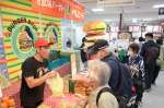 長崎の味を求める来場客ら＝１７日、鹿児島市の山形屋