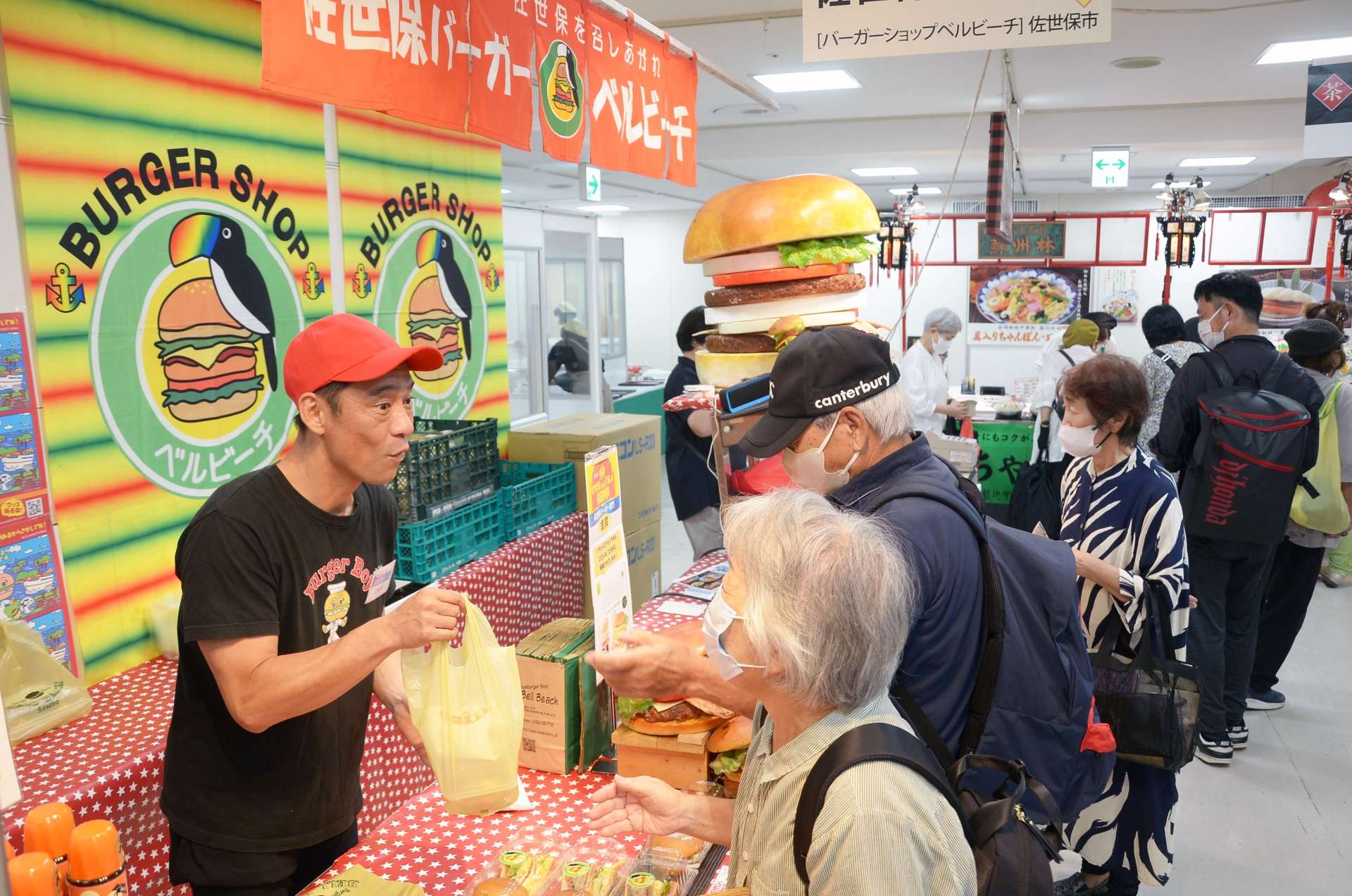 長崎の味を求める来場客ら＝１７日、鹿児島市の山形屋