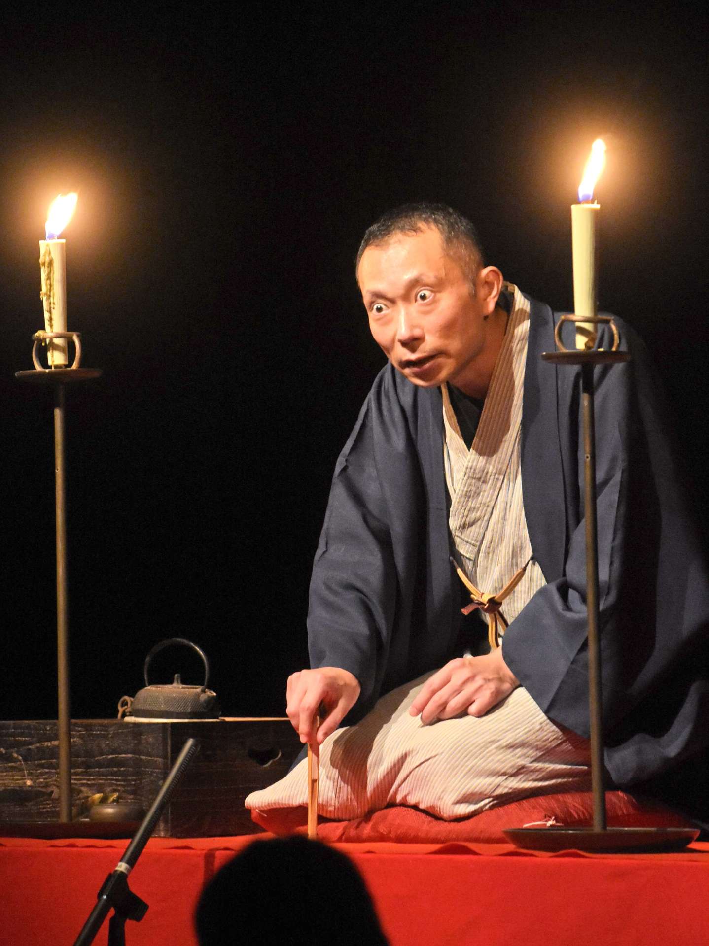 和蝋燭の明かりの中、落語を披露する桂伸衛門さん＝大崎町中央公民館